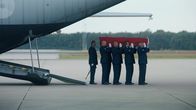 High-Flyers – Der Flugunfall des Soldaten Dennis (Bart Harder) endet tragisch. Er wird beerdigt.