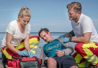 Praxis mit Meerblick – Nora (Tanja Wedhorn) und Lars (Bo Hansenl, re.) versorgen den Patienten Florian Becker (Sönke Möhring).