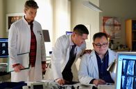 In aller Freundschaft – Da der PJler Florian Klein (Aaron Koszuta, li.) beschäftigt werden muss, bittet Dr. Kaminski (Udo Schenk, mi.) Hans-Peter Brenner (Michael Trischan, re.), ihn unter seine Fittiche zu nehmen. Hans-Peter ist alles andere als begeistert.