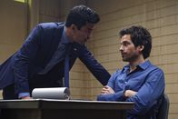 Salvation – Während Harris (Ian Anthony Dale, l.) davon überzeugt ist, dass Darius (Santiago Cabrera, r.) für den Angriff auf NASA verantwortlich ist, wachsen auch in Liam Zweifel an dem Milliardär ...