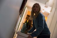 Shut In – Mary (Naomi Watts) entdeckt einen offenen Lüftungsschacht.