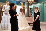 Ladies in Black – Magda (Julia Ormond, l.); Lisa (Angourie Rice, r.)