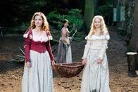 Schneeweißchen und Rosenrot – Schneeweißchen (Sonja Gerhardt, rechts) und Rosenrot (Liv Lisa Fries, links) brechen mit einem Korb voll Rosenölfläschchen zum Markt auf. Ihre Mutter (Jule Ronstedt, mitte) ist in Sorge, ihre Töchter allein in die Stadt gehen zu lassen.