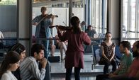 Crescendo – Ron (Daniel Donskoy) Layla (Sabrina Amali) wollen trotz der tragischen Ereignisse der jeweils anderen Seite ihre Verbindung über die Gemeinsamkeit der Musik demonstrieren
