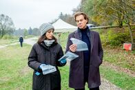 Der Alte – Der Tatort hat für Caspar Bergmann (Thomas Heinze) und Annabell Lorenz (Stephanie Stumph) einiges an Beweismaterial preisgegeben.