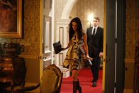 The Royals – Als Prinzessin Eleanor (Alexandra Park, l.) dazu verdonnert wird, Sozialeinrichtungen zu besuchen, versucht Jasper (Tom Austen, r.) alles, damit sie nicht über die Stränge schlägt ...