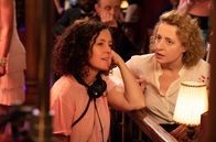 Ich bin dein Mensch – Am Set: Maria Schrader und Maren Eggert im Tanzclub.