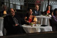 Modern Family – Jay (Ed O'Neill) und Gloria (Sofia Vergara) besuchen eine Comedyshow.