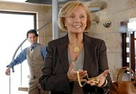 Das Wunder der Liebe – Fasziniert beobachtet Schmuckhändler Meander (Cuco Wallraff) das Verkaufstalent seiner neuen Angestellten Elisabeth (Ruth Maria Kubitschek).