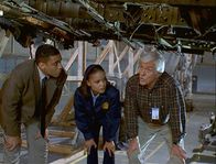 Diagnose: Mord – Wagner (Harry J. Lennix, l.), Amanda (Victoria Rowell, M.) und Mark (Dick Van Dyke, r.) untersuchen die Wrackteile eines abgestürzten Jumbos.