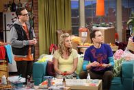 The Big Bang Theory – Penny (Kaley Cuoco, M.) überrascht Sheldon (Jim Parsons, r.) mit der Idee, Haarspangen mit einer Blüte herzustellen, dem sogenannten Penny-Blütentraum. Sheldon fühlt sich von dieser neuen Einnahmequelle inspiriert und holt gleich Leonard (Johnny Galecki, l.), Howard und Raj zur Hilfe ...