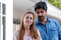 Gäste zum Essen – Noch ahnen Monika Popov (Josefine Preuß) und ihr Mann Viktor (Maximilian Grill) nicht, welchen Verlauf der Abend bei den Fabers nehmen wird.