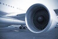 Große Inspektion – Flugzeugmotor im Flughafen