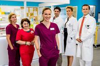 Bettys Diagnose – (v.li.): Lizzy Riedmüller (Theresa Underberg), Talula Pfeifer (Carolin Walter), Bettina ‚Betty‘ Dewald (Bettina Lamprecht), Dr. Marco Behring (Maximilian Grill), Dr. Helena von Arnstett (Claudia Hiersche), Dr. Tobias Lewandowski (Eric Klotzsch).