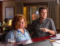 Voll abgezockt – Sandy (Jason Bateman) will die Identitätsdiebin Diana (Melissa McCarthy) nach Denver bringen, damit ihr dort der Prozess gemacht werden kann.