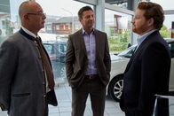 Die Rosenheim-Cops – Andreas Kratzer (Roland Schreglmann, r.) spricht mit Polizeidirektor Achtziger (Alexander Duda, l.) und Kommissar Hansen (Igor Jeftic, M.) über die Zukunft des Autohauses, nachdem sein Vater und nun auch sein bester Freund tot sind.