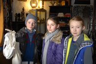 Die Pfefferkörner – Max (Bruno Alexander), Nina (Carolin Garnier) und Emma (Aurelia Stern) präsentieren das geschmuggelte Elfenbein.