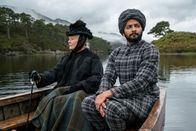 Victoria and Abdul – Victoria (Judi Dench) hat Abdul (Ali Fazal) mit ins schottische Balmoral genommen - eine seltsame Welt aus der Sicht des Inders.