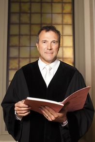 Richter Alexander Hold – Richter Alexander Hold war Staatsanwalt und Richter am Amtsgericht in Kempten. Er steht in der erfolgreichen Court-Show-Tradition von SAT.1 und entscheidet Strafrechtsfälle - das ganze Spektrum der Strafbarkeit, vom Drogendealer bis zur Sexualstraftat ...