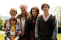 Familie inklusive – Katharina (Uschi Glas) und Peter (Michael König) sollen sich um Peters Enkelkinder Saskia (Leslie-Vanessa Lill, 2.v.re.), Florian (Benedikt Hösl, re.) und Benni (Jannik Brengel, vorne li.) kümmern.