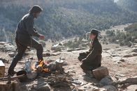 True Grit – Tom Chaney (Josh Brolin) entführt Mattie Ross (Hailee Steinfeld) auf einen Berg. Sie ahnt nicht, dass Tom ihr nach dem Leben trachtet.