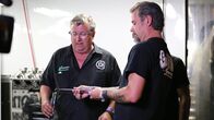 Fast N' Loud – Richard Rawlings (r.) und Roger Hennen untersuchen etwas, das wie ein Metallrohr aussieht.