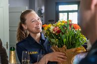 Watzmann ermittelt – Sophia Strasser (Katharina Leonore Goebel) wird im Revier mit einem Blumenstrauß willkommen geheissen.