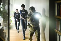 FBI: Special Crime Unit – Special Agent Nina Chase (Shantel VanSanten, l.); Special Agent Tiffany Wallace (Katherine Renee Turner, Mitte)