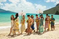 Ticket ins Paradies – Lily Cotton (Kaitlyn Dever, l.), Losi (Cintya Dharmayanti, 2.v.l.), Wren Butler (Billie Lourd, 3.v.l.).
