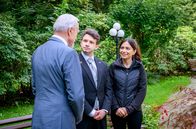 Sturm der Liebe – Lale (Yeliz Simsek, r.) gibt sich vor Werner (Dirk Galuba, l.) und Fritz (Thimo Meitner, M.) zuversichtlich, dass das Fürstenhof-Team den Staffellauf gewinnen wird.