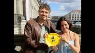 Xenius – Moderatoren Caroline du Bled und Gunnar Mergner sind zu Gast beim Berliner Flussbad Pokal. Bei diesem Wettbewerb dürfen angemeldete Teilnehmer einmal im Jahr im Spreekanal schwimmen.