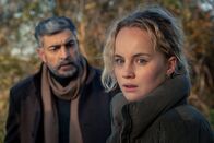 Blutige Anfänger – Malouf (Neil Malik Abdullah) wundert sich, dass Inka (Luise von Finckh) ihre Waffe verloren hat.