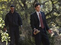 Criminal Minds – Nachdem Adam, der Footballstar der Highschool-Mannschaft in McAllister tot im Wald aufgefunden wurde, werden Aaron Hotchner (Thomas Gibson, r.) und Derek Morgan (Shemar Moore, l.) beauftragt, den Fall zu lösen ...