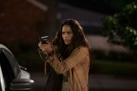 Montagskino im ZDF: 2 Guns – Verbindungsagentin Deb (Paula Patton) versteht es, ihre Interessen zur Not auch mit der Waffe durchzusetzen.