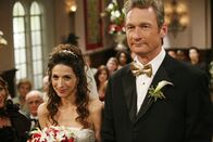 Two and a Half Men – Endlich steht die Hochzeit von Herb (Ryan Stiles, r.) und seiner Exfrau Judith (Marin Hinkle, l.) bevor, so dass Alan die berechtigte Hoffnung hegt, bald keinen Unterhalt mehr zahlen zu müssen ...