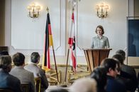 Charité – Dr. Ella Wendt (Nina Gummich) hält ihren Vortrag über Blutgruppenforschung.