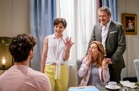 Sturm der Liebe – Eleni (Dorothée Neff, 2.v.l.) verkündet ihrer Familie (v.l.n.r.: Christopher Jan Busse, Daniela Kiefer, Dieter Bach), dass sie Leander heiraten wird.