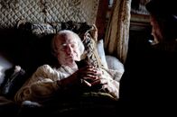 Wolf Hall – Kardinal Wolsey (Jonathan Pryce) ist nach York in sein Erzbistum geflohen, da der König seine Residenz im Süden besetzen ließ.
