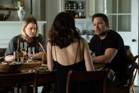 Montagskino im ZDF: Tiefe Wasser – Vic (Ben Affleck, r.) und seine Frau Melinda (Ana de Armas) haben Melindas Affäre, Joel Dash (Brendan Miller), zum Essen eingeladen.