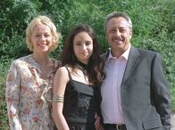Der Job seines Lebens – Ministerpräsident Achimsen (Wolfgang Stumph) mit Tochter Heike (Stephanie Stumph, Mitte) und Gattin Heide (Katja Riemann).