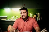 Seitentriebe – Seitentriebe SRF Serie Staffel 2 Folge 2 2019 Überrumpelt Leonardo Nigro (Heinz) Buch: Güzin Kar Regie: Güzin Kar, Cosima Frei Produktion: Langfilm Copyright: SRF/Samuel Schalch