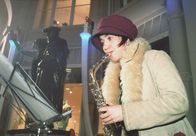 In aller Freundschaft – Bianca (Anja Franke) spielt in der Mädlerpassage.