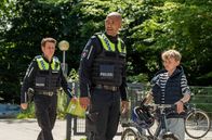 Großstadtrevier – Lukas Petersen (Patrick Abozen, M.) befragt Piet Rissmann (Karl von Klot, r.) zum Unfallhergang. Daniel Schirmer (Sven Fricke, l.) kommt dazu.