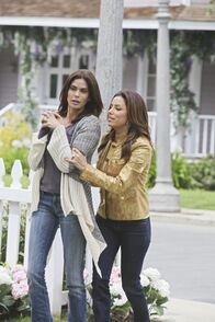 Desperate Housewives – (v.li.) Teri Hatcher (Susan Delfino), Eva Longoria Parker (Gabrielle Lang).