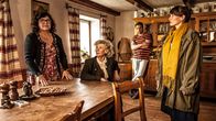 Falsche Siebziger – In der Stube des Hochstetter Hofes: Die Gruppe sucht den MoÌˆrder von Kevin und Kurt - von links: Gundi Ellert (Falsche Anna / Vevi Schlattner), Ilse Neubauer (Kath Kainz / Marlies Braun), Sebastian Bezzel (Hubertus Hochstetter), Kathrin von Steinburg (Iris Schranner)