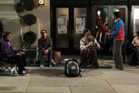 The Big Bang Theory – Im Kino wird eine neue Version des Indiana Jones-Films "Jäger des verlorenen Schatzes" ausgestrahlt. Die zusätzlichen 21 Sekunden Filmlänge sollen endlich Klarheit in die Szene mit dem U-Boot bringen. Sheldon (Jim Parsons, 2.v.r.), Raj (Kunal Nayyar, r.), Leonard (Johnny Galecki, 2.v.l.) und Howard (Simon Helberg, l.) sind begeistert und campieren vor dem Kino, um Karten zu ergattern ...