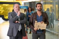 Heldt – Hauptkommissar Grün (Timo Dierkes, l.) macht keinen Hehl daraus, dass er Heldts (Kai Schumann, r.) Schild, mit dem sie den österreichischen Kollegen Mayerhofer am Flughafen abholen wollen, als nicht standesgemäß betrachtet.