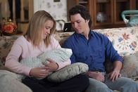 Young Sheldon – Mandy McAllister (Emily Osment, l.); Georgie Cooper (Montana Jordan, r.)