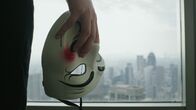 World Wide Cybercrime – Maske vor Skyline: "Finfluencer" Flo Pharell schaut auf Dubai.