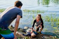 WaPo Bodensee – Das morgendliche Stand-up-Paddling von Jakob Frings (Max König, l.) und Julia Demmler (Wendy Güntensperger, r.) in der Liebesbucht findet ein jähes Ende, als Julia einen leblosen Körper am Ufer des Bodensees entdeckt.